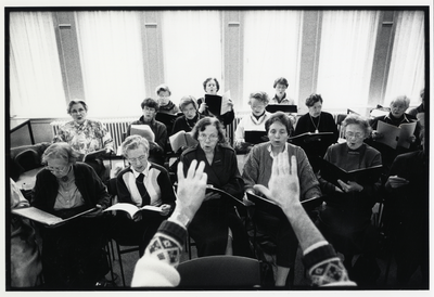 108035 Afbeelding van een repetitie van het Utrechts Universiteits Vrouwenkoor in het Parochiecentrum Binnenstad ...